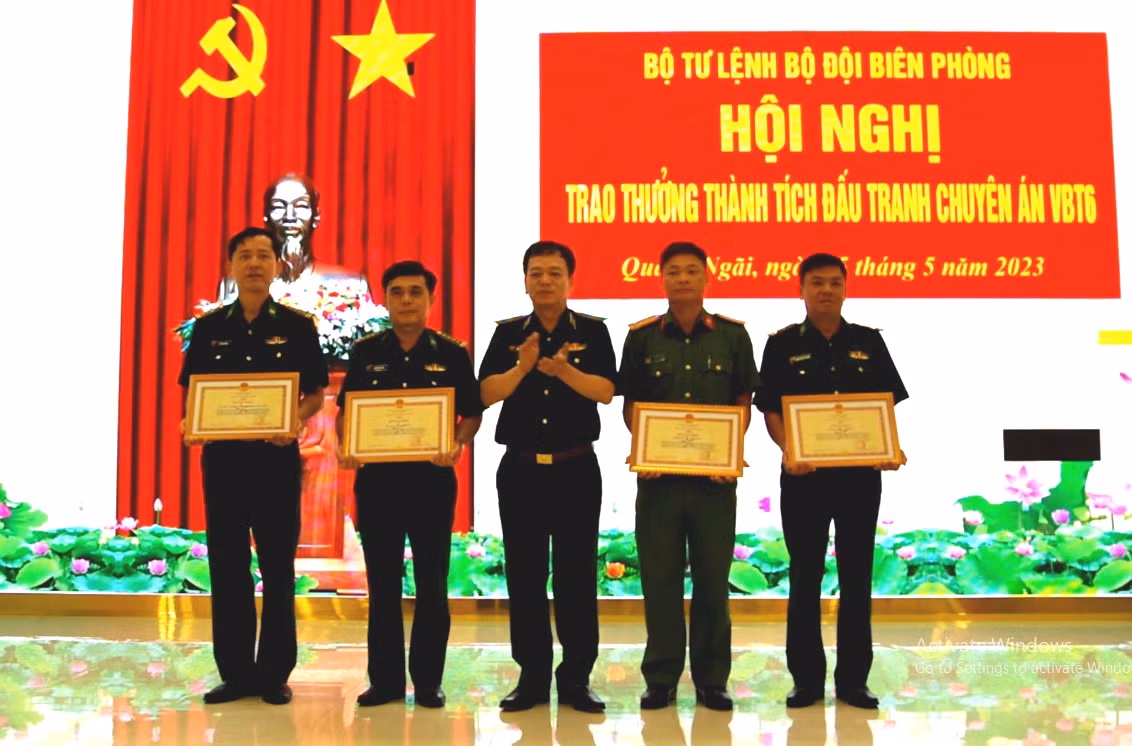 Trao tặng Bằng khen của Bộ Tư lệnh Bộ đội Biên phòng cho các đơn vị tham gia chuyên án VBT6. Trao tặng Bằng khen của Bộ Tư lệnh Bộ đội Biên phòng cho các đơn vị tham gia chuyên án VBT6.
