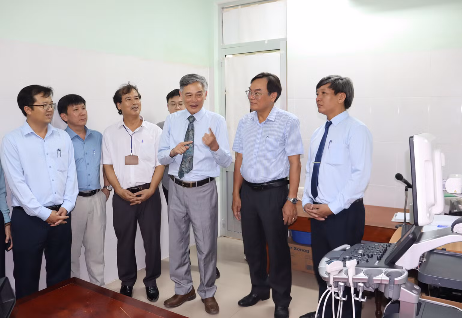 Giáo sư, Tiến sĩ, Nhà giáo Nhân dân Đào Văn Long giới thiệu sơ lược tính năng của hệ thống máy siêu âm thế hệ mới. Giáo sư, Tiến sĩ, Nhà giáo Nhân dân Đào Văn Long giới thiệu sơ lược tính năng của hệ thống máy siêu âm thế hệ mới.
