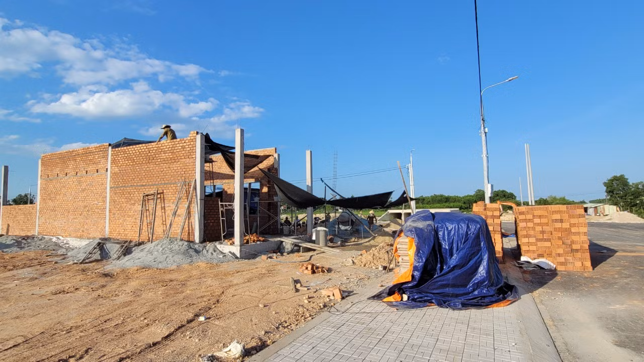 Các hộ dân ở huyện Tư Nghĩa bị ảnh hưởng bởi dự án tiến hành xây dựng nhà tại khu tái định cư. Các hộ dân ở huyện Tư Nghĩa bị ảnh hưởng bởi dự án tiến hành xây dựng nhà tại khu tái định cư.