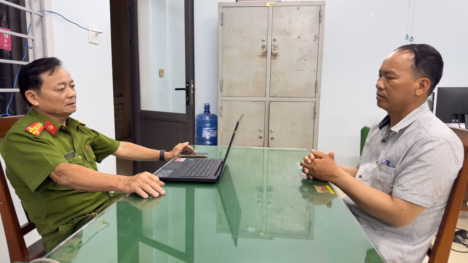 Đại tá Phan Văn Nhẫn, Thủ trưởng Cơ quan Cảnh sát điều tra Công an huyện Tư Nghĩa trực tiếp lấy lời khai bị can Phan Thượng Mỹ ( Ảnh: Công an huyện Tư Nghĩa cung cấp) Đại tá Phan Văn Nhẫn, Thủ trưởng Cơ quan Cảnh sát điều tra Công an huyện Tư Nghĩa trực tiếp lấy lời khai bị can Phan Thượng Mỹ ( Ảnh: Công an huyện Tư Nghĩa cung cấp)