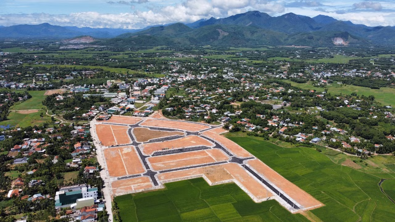 Toàn bộ 23 khu tái định cư phục vụ dự án cao tốc Quảng Ngãi-Hòa Nhơn, đoạn qua địa bàn tỉnh Quảng Ngãi đều đã đảm bảo đủ điều kiện giao đất cho các hộ dân di dời nhà cửa. Toàn bộ 23 khu tái định cư phục vụ dự án cao tốc Quảng Ngãi-Hòa Nhơn, đoạn qua địa bàn tỉnh Quảng Ngãi đều đã đảm bảo đủ điều kiện giao đất cho các hộ dân di dời nhà cửa.