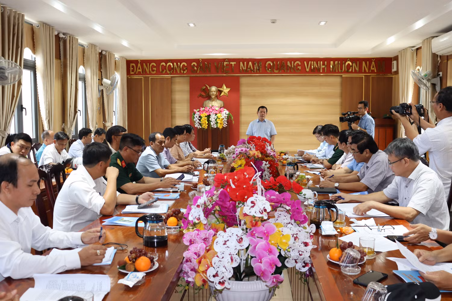 Chủ tịch Ủy ban nhân dân tỉnh Quảng Ngãi Đặng Văn Minh yêu cầu huyện Lý Sơn nghiêm túc rút kinh nghiệm trong việc triển khai chậm tiến độ các dự án được giao làm chủ đầu tư.