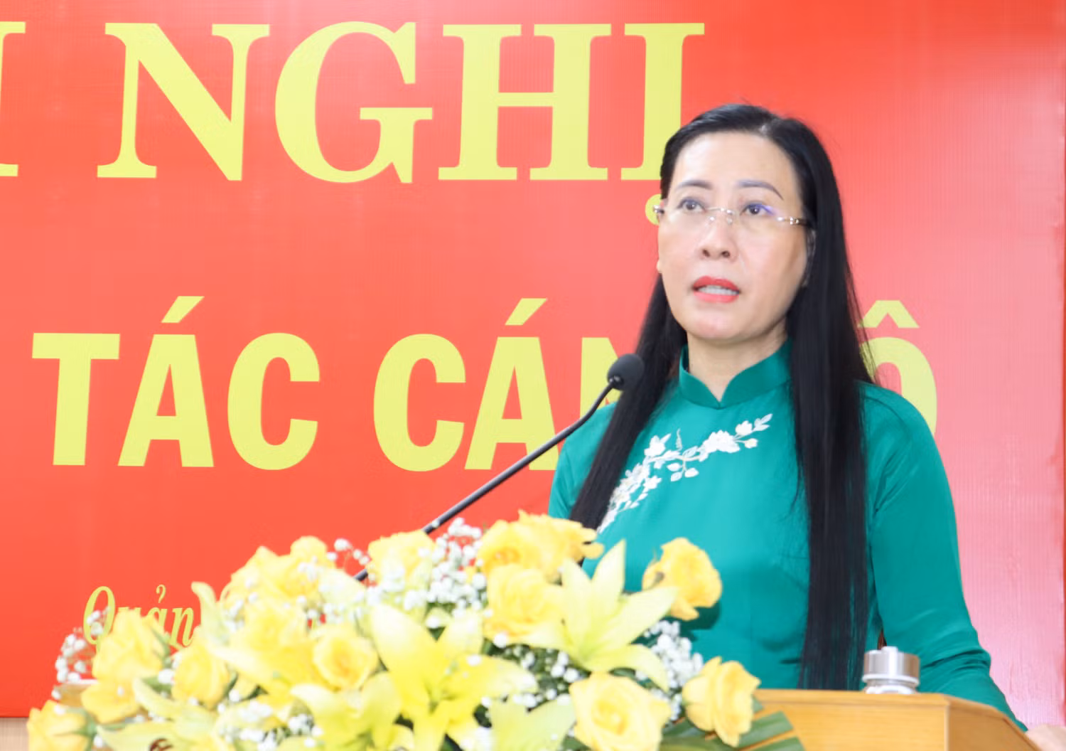 Đồng chí Bùi Thị Quỳnh Vân, Ủy viên Trung ương Đảng, Bí thư Tỉnh ủy, Chủ tịch Hội đồng nhân dân tỉnh Quảng Ngãi phát biểu tại hội nghị.