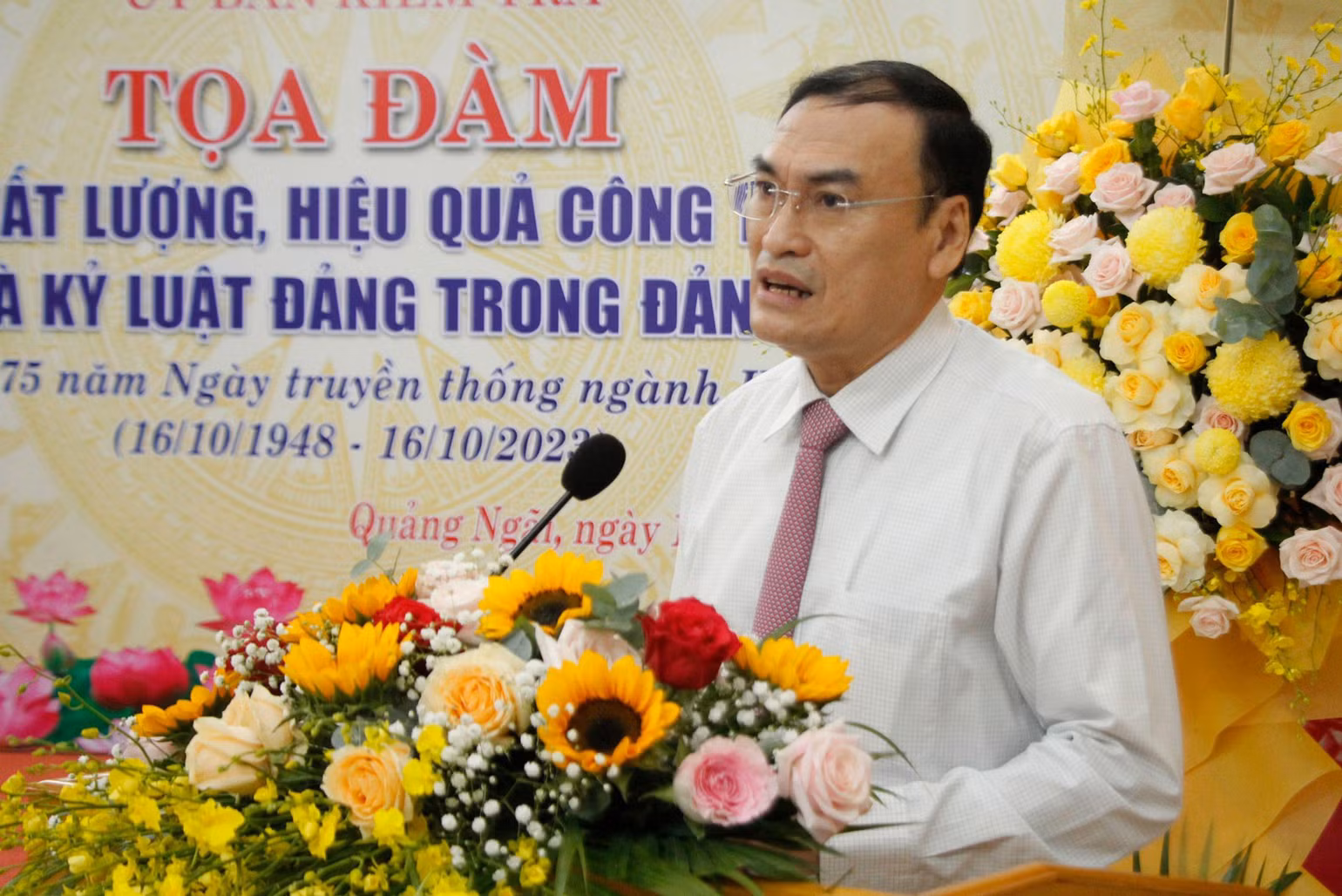 Chủ nhiệm Ủy ban Kiểm tra Tỉnh ủy Quảng Ngãi Võ Văn Quỳnh phát biểu khai mạc buổi tọa đàm và ôn lại truyền thống 75 năm ngành Kiểm tra Đảng.