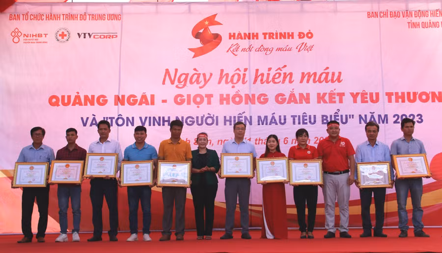 Trao Bằng khen của Ủy ban nhân dân tỉnh Quảng Ngãi cho các gia đình, 24 cá nhân có thành tích tiêu biểu trong phong trào hiến máu tình nguyện. Trao Bằng khen của Ủy ban nhân dân tỉnh Quảng Ngãi cho các gia đình, 24 cá nhân có thành tích tiêu biểu trong phong trào hiến máu tình nguyện.