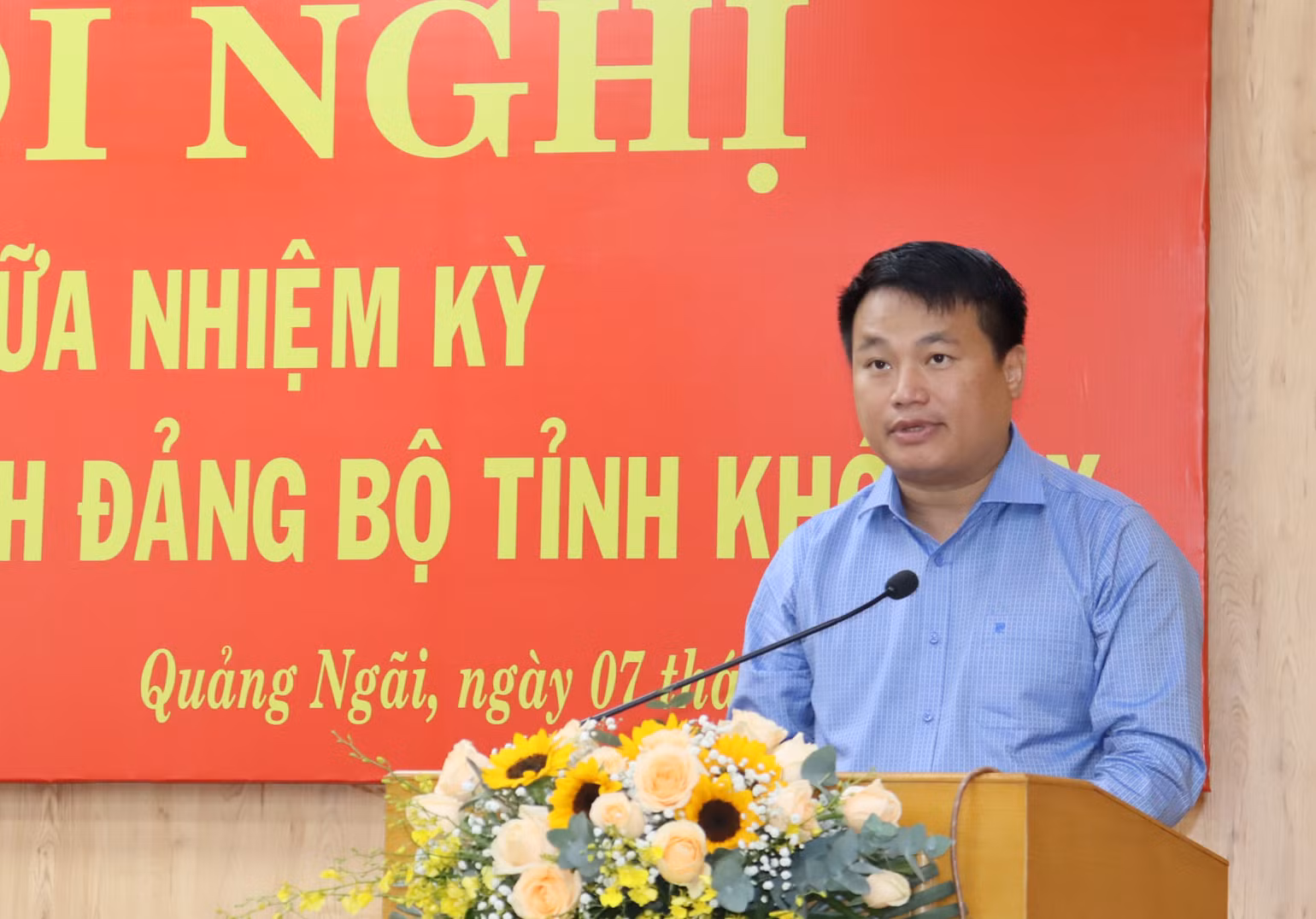 Đồng chí Đặng Ngọc Huy, Phó Bí thư Thường trực Tỉnh ủy, Trưởng Đoàn đại biểu Quốc hội tỉnh Quảng Ngãi đọc báo cáo tại Hội nghị. Đồng chí Đặng Ngọc Huy, Phó Bí thư Thường trực Tỉnh ủy, Trưởng Đoàn đại biểu Quốc hội tỉnh Quảng Ngãi đọc báo cáo tại Hội nghị.