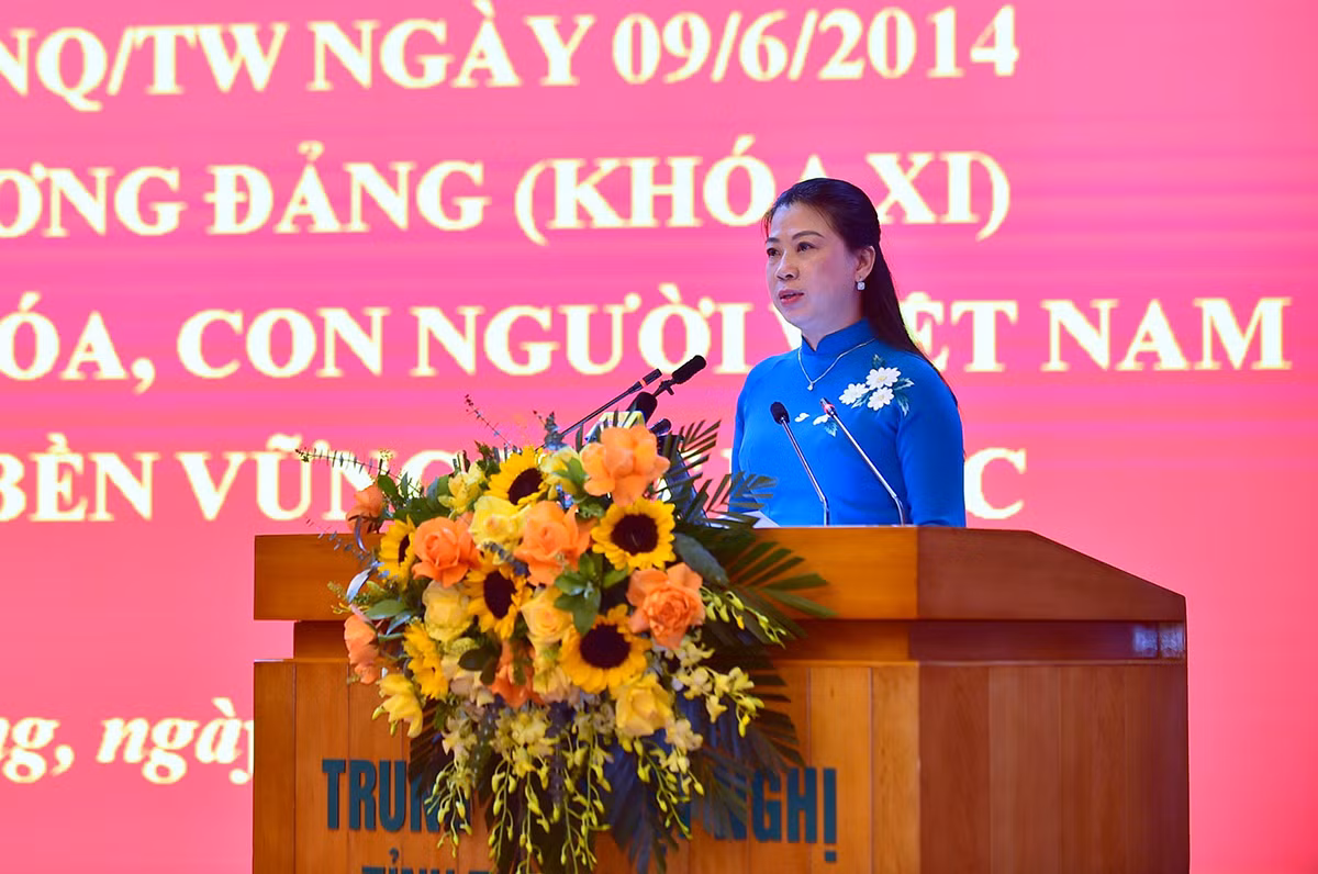 Đồng chí Lê Thị Kim Dung, Phó Bí thư Thường trực Tỉnh ủy, Chủ tịch Hội đồng nhân dân tỉnh Tuyên Quang phát biểu tại hội nghị. Đồng chí Lê Thị Kim Dung, Phó Bí thư Thường trực Tỉnh ủy, Chủ tịch Hội đồng nhân dân tỉnh Tuyên Quang phát biểu tại hội nghị.
