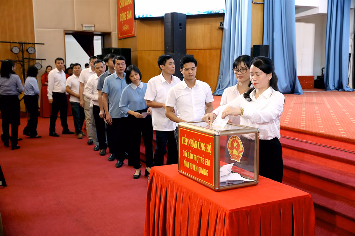 Quỹ Bảo trợ trẻ em tỉnh Tuyên Quang nhận số tiền quyên góp và quà ủng hộ gần 2,3 tỷ đồng. Quỹ Bảo trợ trẻ em tỉnh Tuyên Quang nhận số tiền quyên góp và quà ủng hộ gần 2,3 tỷ đồng.