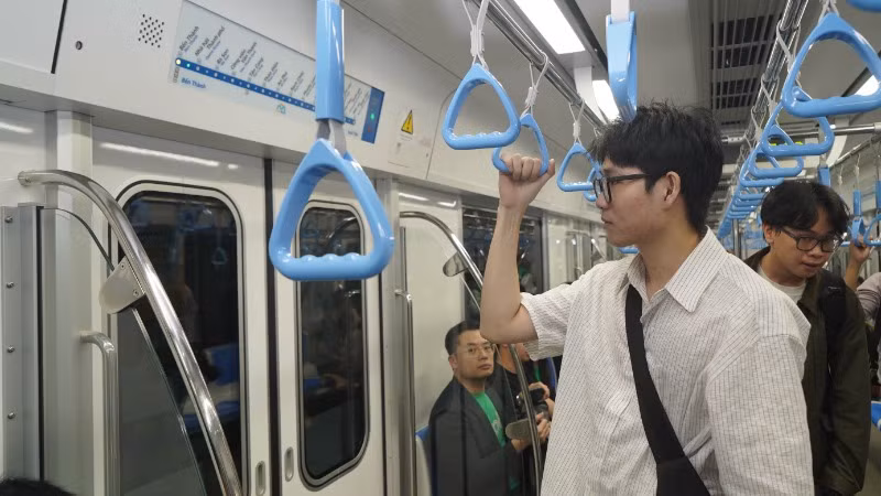 Các khách mời trải nghiệm Metro số 1. Các khách mời trải nghiệm Metro số 1.