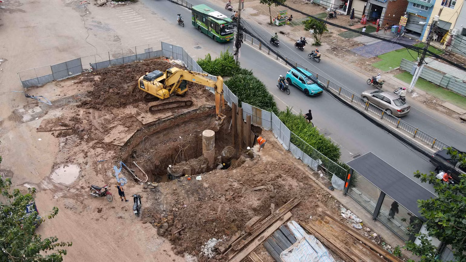 Metro số 2 đoạn đi ngầm qua công viên Lê Thị Riêng, quận 10 đang thi công. Metro số 2 đoạn đi ngầm qua công viên Lê Thị Riêng, quận 10 đang thi công.