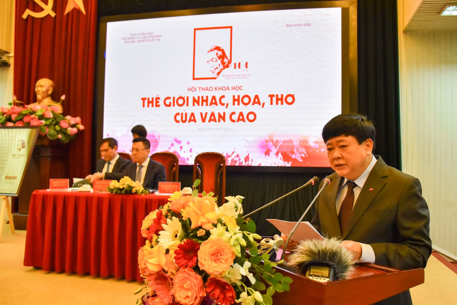 PGS, TS Nguyễn Thế Kỷ, nguyên Ủy viên Trung ương Đảng, Chủ tịch Hội đồng Lý luận, phê bình văn học, nghệ thuật Trung ương phát biểu khai mạc và đề dẫn.