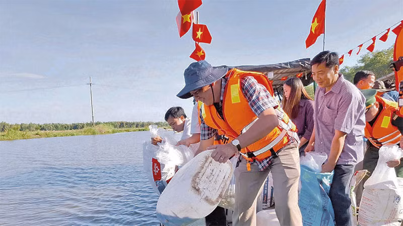 Thả cá giống xuống kênh Trà Sư.