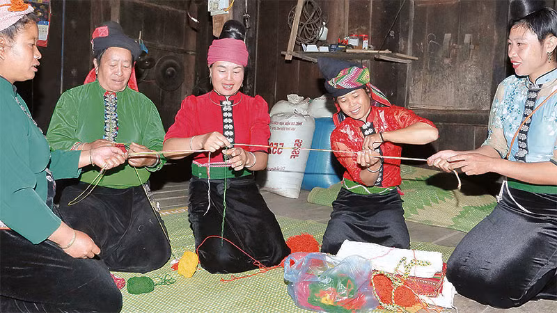 Mọi người tập trung tại nhà thầy mo để làm các đạo cụ bằng gỗ, tre, chỉ mầu, dựng cây “xặng bok”, gian thờ cúng để tổ chức nghi lễ. Mọi người tập trung tại nhà thầy mo để làm các đạo cụ bằng gỗ, tre, chỉ mầu, dựng cây “xặng bok”, gian thờ cúng để tổ chức nghi lễ.