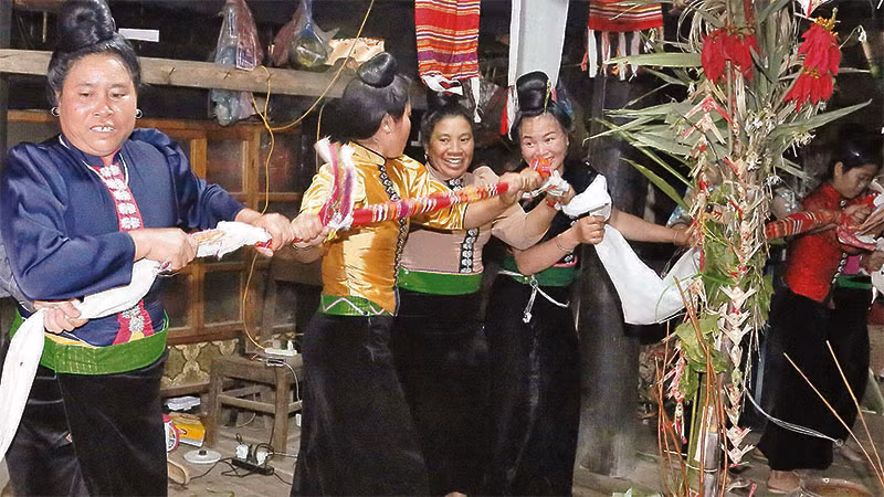 Phần hội của nghi lễ “Mượng ma” là hoạt động sôi nổi, vui vẻ với sự tham gia của nhiều người. Phần hội của nghi lễ “Mượng ma” là hoạt động sôi nổi, vui vẻ với sự tham gia của nhiều người.