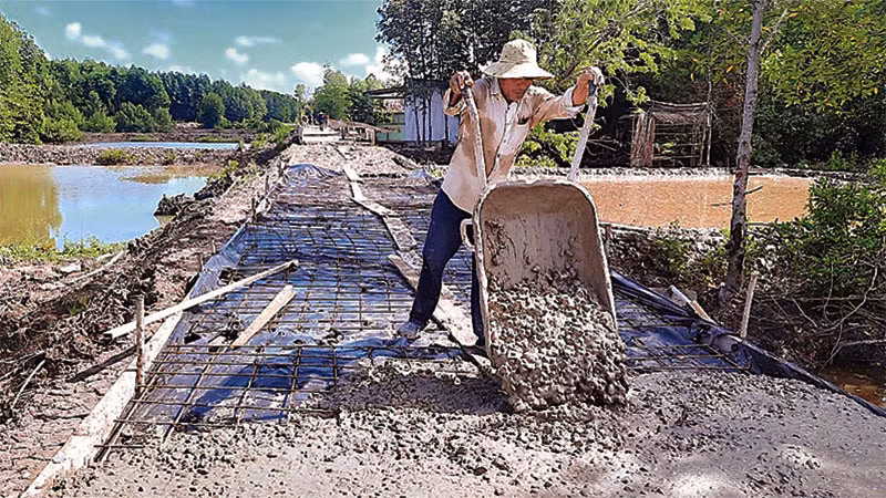 Nguồn hỗ trợ từ các tổ chức, doanh nghiệp sẽ giúp huyện Ngọc Hiển xây dựng thêm hàng chục km đường giao thông liên ấp.