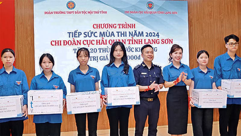 Đại diện Chi đoàn Cục Hải quan tỉnh Lạng Sơn trao quà cho học sinh có hoàn cảnh khó khăn. (Ảnh: HOÀNG TÙNG) Đại diện Chi đoàn Cục Hải quan tỉnh Lạng Sơn trao quà cho học sinh có hoàn cảnh khó khăn. (Ảnh: HOÀNG TÙNG)