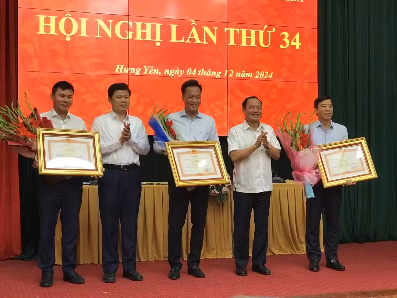 Tặng Bằng khen của Thủ tướng Chính phủ cho các đồng chí có thành tích xuất sắc trong triển khai dự án đường dây 500 kV mạch 3 Quảng Trạch, tỉnh Quảng Bình-Phố Nối, tỉnh Hưng Yên. Tặng Bằng khen của Thủ tướng Chính phủ cho các đồng chí có thành tích xuất sắc trong triển khai dự án đường dây 500 kV mạch 3 Quảng Trạch, tỉnh Quảng Bình-Phố Nối, tỉnh Hưng Yên.