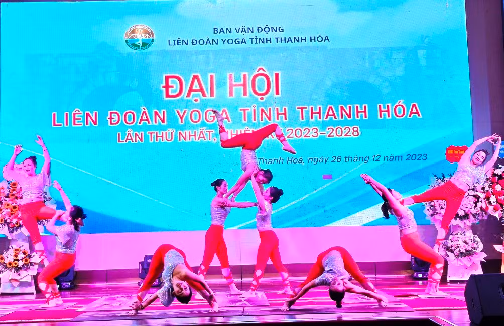 Biểu diễn Yoga nghệ thuật team yêu thương.