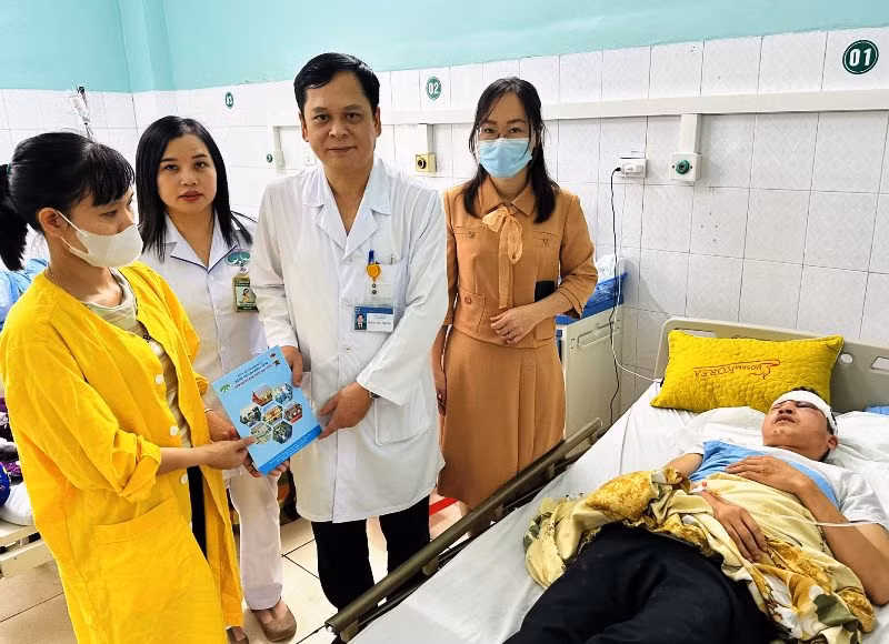 Lãnh đạo Bệnh viện thăm, tặng quà cho bệnh nhân đang điều trị tại Bệnh viện.