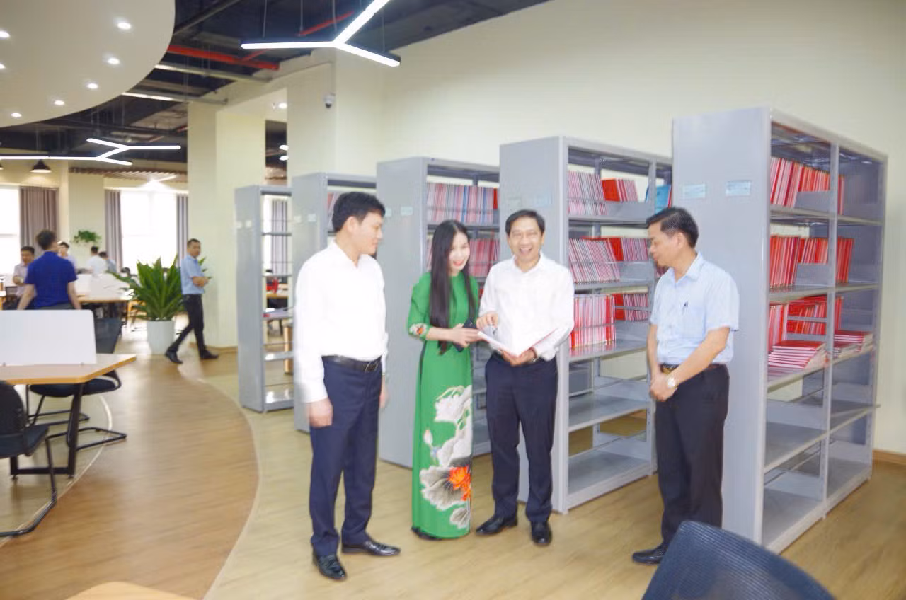 Thiếu tướng Vũ Ngọc Thiềm - Trưởng ban Ban Cơ yếu Chính phủ kiểm tra hệ thống thư viện số tại Học viện Kỹ thuật mật mã. Thiếu tướng Vũ Ngọc Thiềm - Trưởng ban Ban Cơ yếu Chính phủ kiểm tra hệ thống thư viện số tại Học viện Kỹ thuật mật mã.