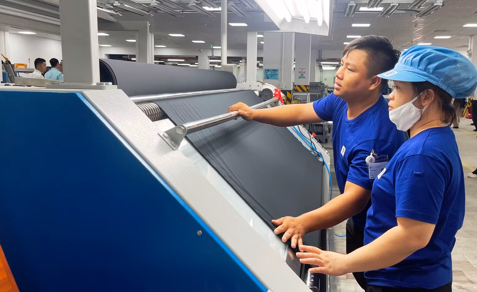 Công nhân làm việc trong Nhà máy dệt nhuộm TOP TEXTILES tại Khu công nghiệp dệt may Rạng Đông, huyện Nghĩa Hưng, tỉnh Nam Định. Ảnh: XUÂN TRƯỜNG