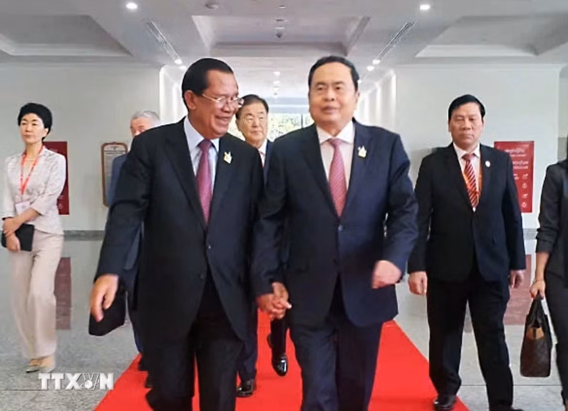 Chủ tịch Quốc hội Trần Thanh Mẫn và Chủ tịch Đảng Nhân dân Campuchia Samdech Hun Sen. (Ảnh: TTXVN)