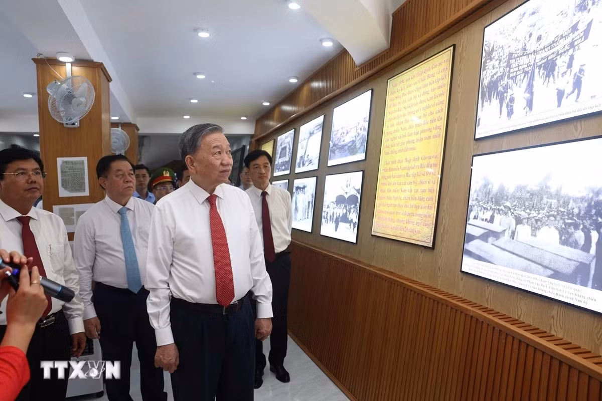 Tổng Bí thư Tô Lâm thăm Di tích quốc gia Tượng đài kỷ niệm chuyến tàu tập kết ra Bắc năm 1954 tại bờ Nam sông Đốc. (Ảnh: Thống Nhất/TTXVN)