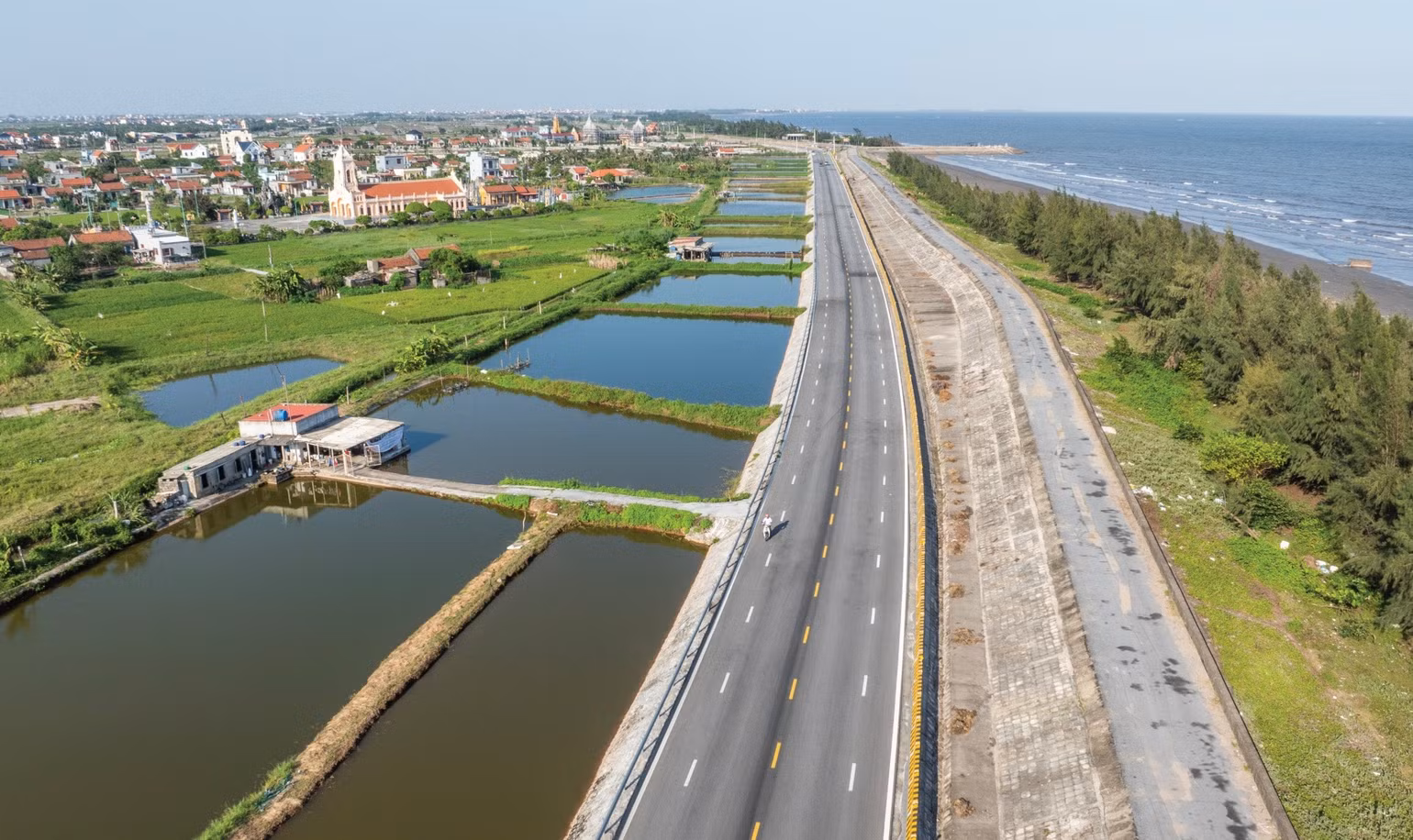 Đường bộ ven biển đoạn thuộc địa phận huyện Hải Hậu, tỉnh Nam Định mới được đầu tư xây dựng, đưa vào sử dụng, tạo thuận lợi kết nối giao thương hàng hóa giữa các tỉnh ven biển. Ảnh: VIẾT DƯ