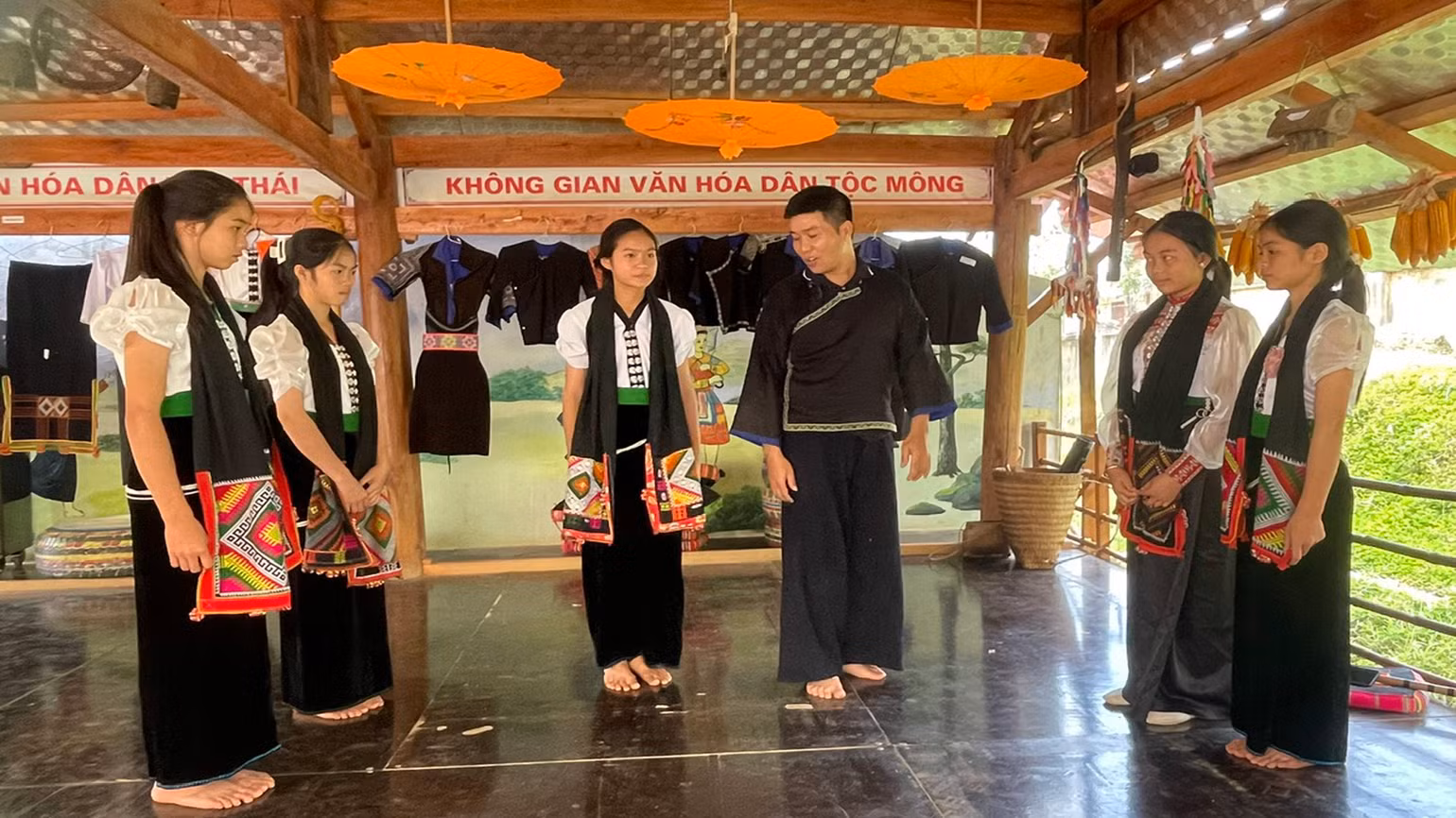 Học điệu múa dân tộc Thái của học sinh lớp 9 Trường Trung học cơ sở xã Tà Mung. Học điệu múa dân tộc Thái của học sinh lớp 9 Trường Trung học cơ sở xã Tà Mung.
