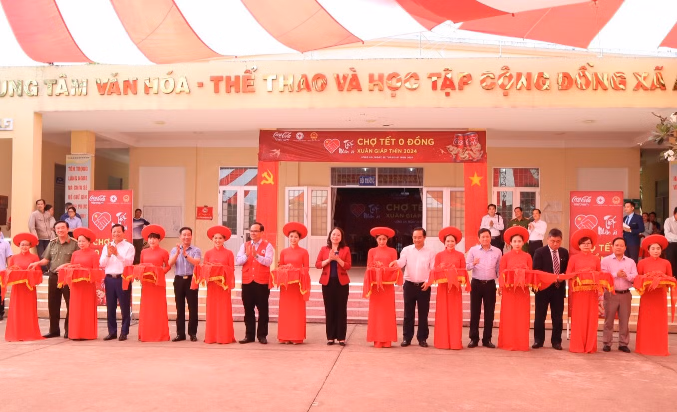 Phó Chủ tịch nước Võ Thị Ánh Xuân cắt băng khai mạc phiên chợ không đồng cho người nghèo tại xã An Thạnh, Bến Lức, Long An. Phó Chủ tịch nước Võ Thị Ánh Xuân cắt băng khai mạc phiên chợ không đồng cho người nghèo tại xã An Thạnh, Bến Lức, Long An.