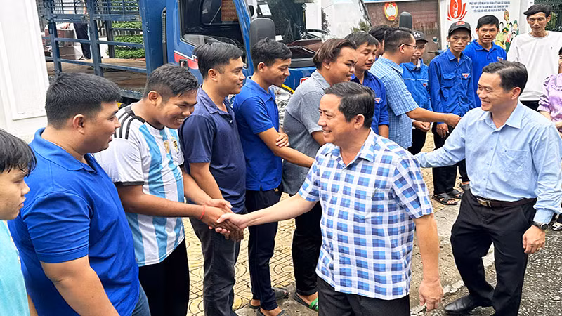 Lãnh đạo tỉnh Sóc Trăng động viên các tình nguyện viên áp tải hàng cứu trợ. Lãnh đạo tỉnh Sóc Trăng động viên các tình nguyện viên áp tải hàng cứu trợ.