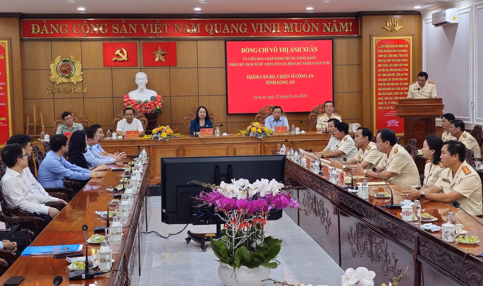 Quang cảnh buổi họp mặt chúc Tết. Quang cảnh buổi họp mặt chúc Tết.