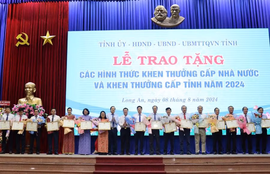 Lãnh đạo tỉnh Long An trao Bằng khen của Chủ tịch Ủy ban nhân dân tỉnh cho các cá nhân. Lãnh đạo tỉnh Long An trao Bằng khen của Chủ tịch Ủy ban nhân dân tỉnh cho các cá nhân.