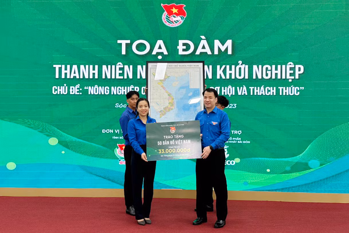 Trung ương Đoàn trao tặng 50 bản đồ Việt Nam cho Tỉnh Đoàn Sóc Trăng. Trung ương Đoàn trao tặng 50 bản đồ Việt Nam cho Tỉnh Đoàn Sóc Trăng.