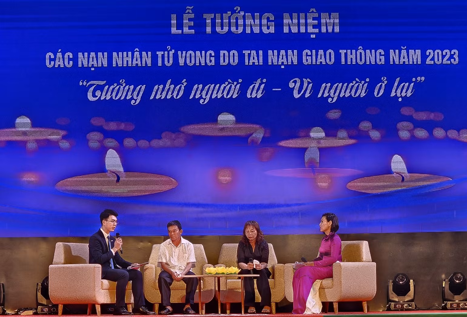 Gia đình các nạn nhân tử vong do tai nạn giao thông tọa đàm tại buổi lễ.