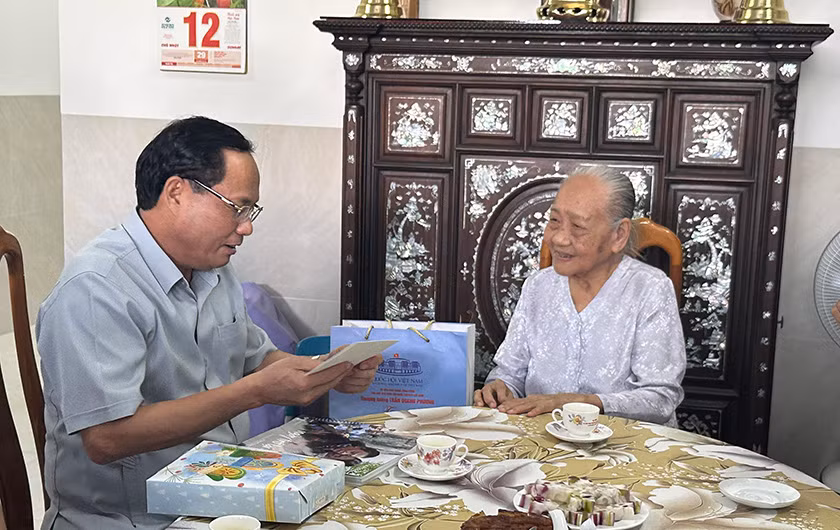 Phó Chủ tịch Quốc hội Trần Quang Phương thăm và tặng quà Mẹ Việt Nam Anh hùng Trương Thị Đặng. Phó Chủ tịch Quốc hội Trần Quang Phương thăm và tặng quà Mẹ Việt Nam Anh hùng Trương Thị Đặng.