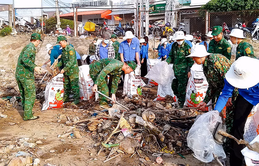 Đoàn viên thanh niên bộ đội biên phòng cùng các đơn vị dọn vệ sinh thu gom rác thải khu vực biên giới biển.