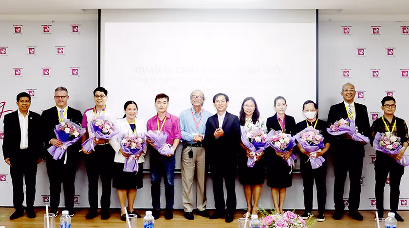 Ban tổ chức tặng hoa cho các diễn giả. Ban tổ chức tặng hoa cho các diễn giả.