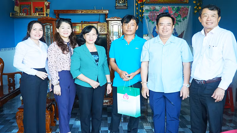 Đoàn giám sát thăm và tặng quà cho một hộ gia đình thoát nghèo tiêu biểu.