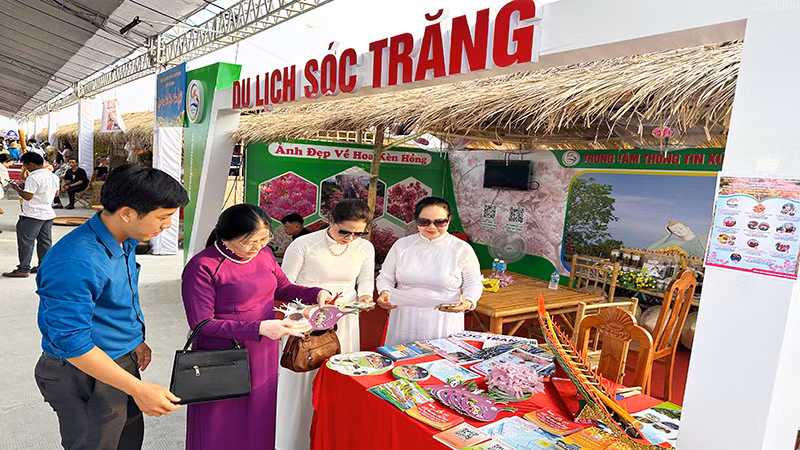 Du khách tìm hiểu các sản phẩm du lịch Sóc Trăng.