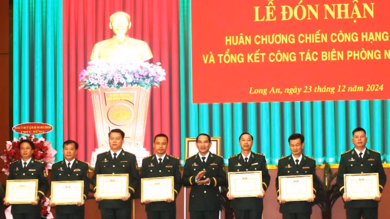 Các tập thể được Bộ Chỉ huy Bộ Chỉ huy Bộ đội Biên phòng Long An khen thưởng.