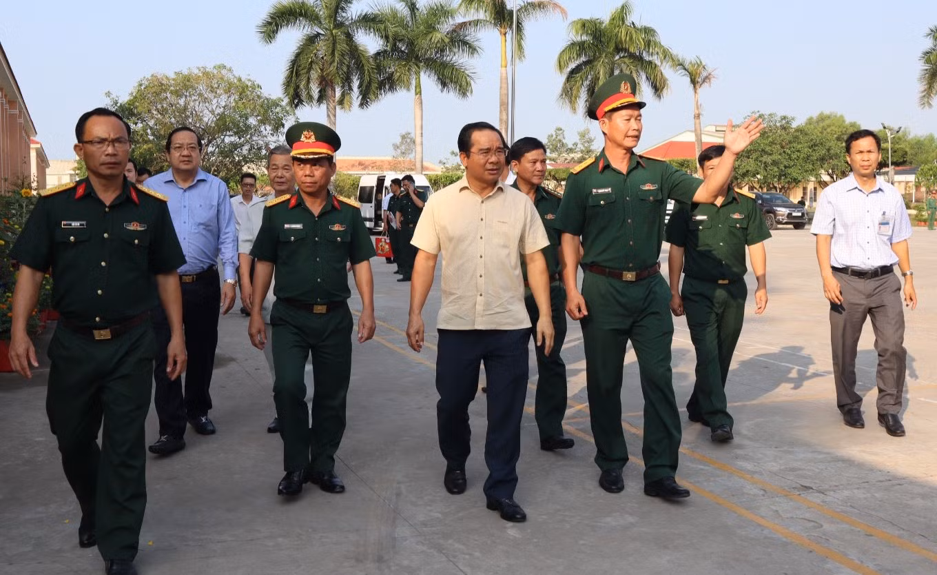 Bí thư Tỉnh ủy Long An Nguyễn Văn Được thăm lực lượng vũ trang đóng quân trên địa bàn huyện Bến Lức, Long An.