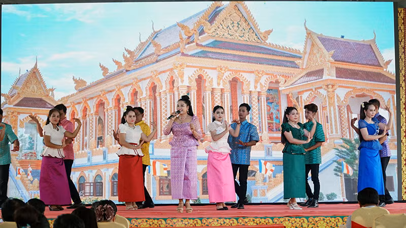Đồng bào Khmer đón lễ Đôn-ta đầm ấm, ý nghĩa. Đồng bào Khmer đón lễ Đôn-ta đầm ấm, ý nghĩa.