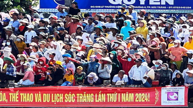 Bất chấp nắng gay gắt, hàng vạn người đứng kín 2 bờ sông cổ vũ giải đua. Bất chấp nắng gay gắt, hàng vạn người đứng kín 2 bờ sông cổ vũ giải đua.