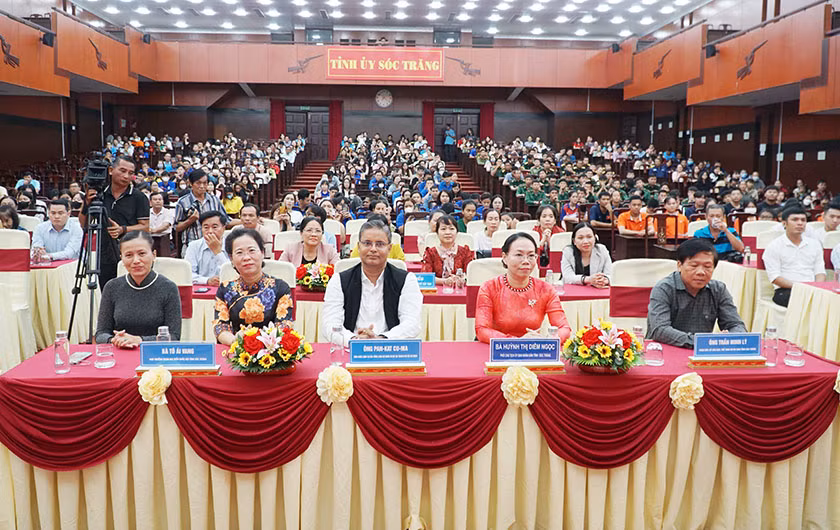 Đông đảo khán giả Sóc Trăng đến dự xem chương trình giao lưu văn hoá