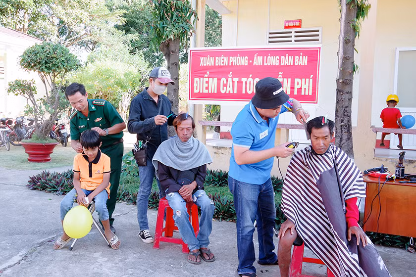 Cắt tóc miễn phí cho người dân trên địa bàn xã Vĩnh Hải, thị xã Vĩnh Châu. Cắt tóc miễn phí cho người dân trên địa bàn xã Vĩnh Hải, thị xã Vĩnh Châu.