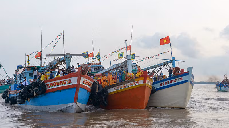 100% tàu cá tỉnh Sóc Trăng đã gắn thiết bị giám sát hành trình. 100% tàu cá tỉnh Sóc Trăng đã gắn thiết bị giám sát hành trình.