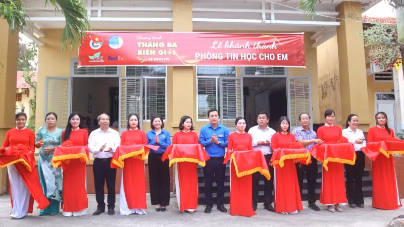 Lãnh đạo Trung ương Đoàn Thanh niên Cộng sản Hồ Chí Minh và địa phương cắt băng khánh thành phòng tin học tại Trường trung học cơ sở và Phổ thông Trung học Mỹ Quý Đông, Đức Huệ, Long An. Lãnh đạo Trung ương Đoàn Thanh niên Cộng sản Hồ Chí Minh và địa phương cắt băng khánh thành phòng tin học tại Trường trung học cơ sở và Phổ thông Trung học Mỹ Quý Đông, Đức Huệ, Long An.