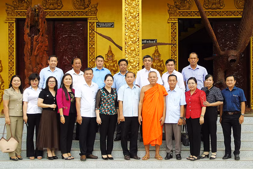 Đồng chí Nông thị Hà cùng lãnh đạo và người có uy tín tỉnh Sóc Trăng chụp ảnh lưu niệm.