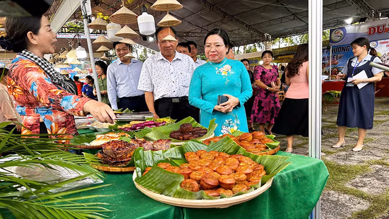 Một nghệ nhân bánh dân gian Nam Bộ thuyết trình cách làm bánh ngon.